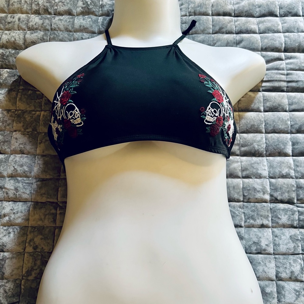 Hot Topic Embroidered Bikini - Picture 2 of 4